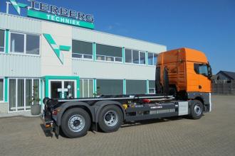 Twee haakarm voertuigen voor AVG Transport Heijen opgebouwd door Terberg