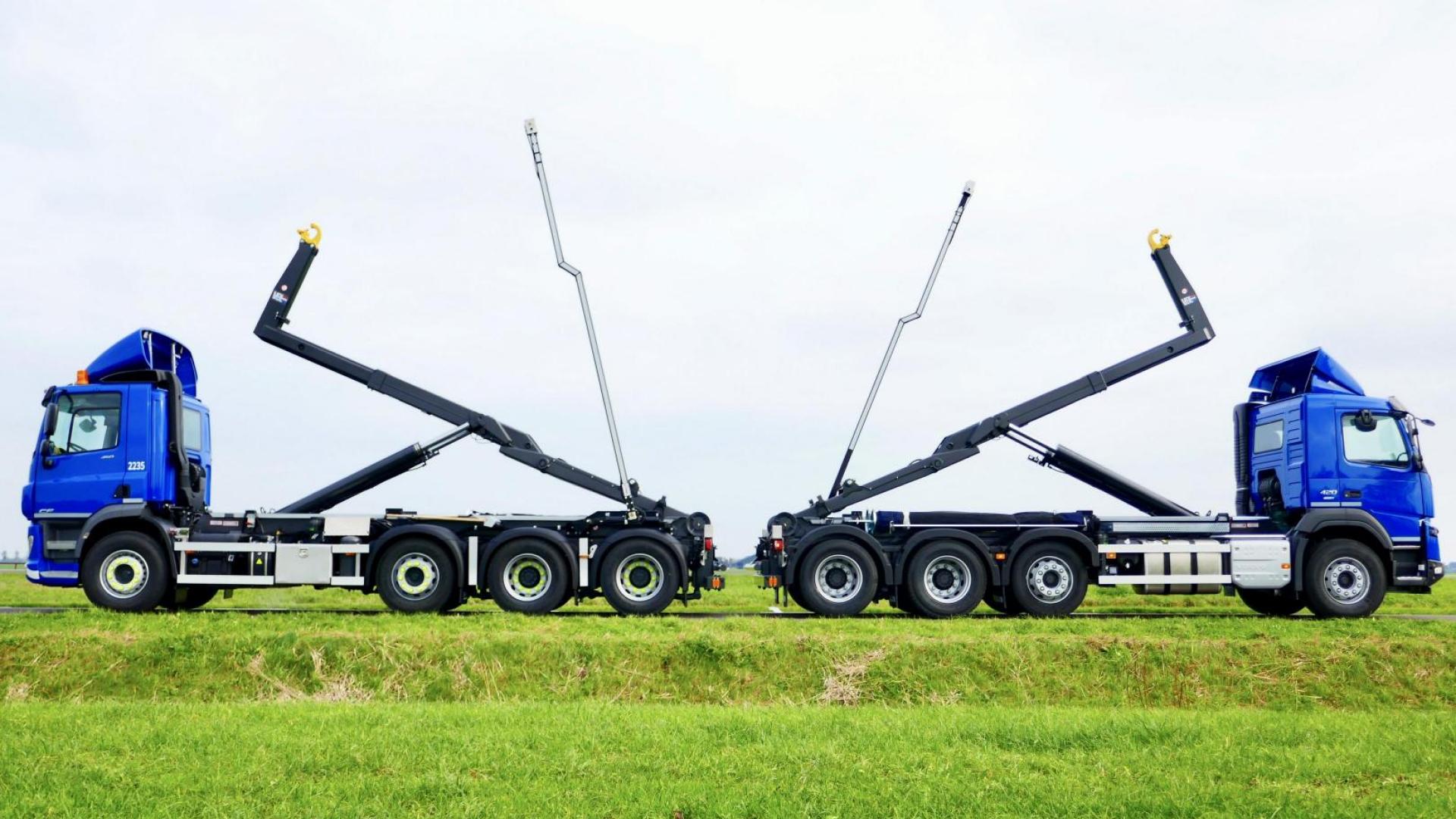  Two tripples equipped by Rondaan with a robust 30-tonne VDL hooklift and a sheeting system