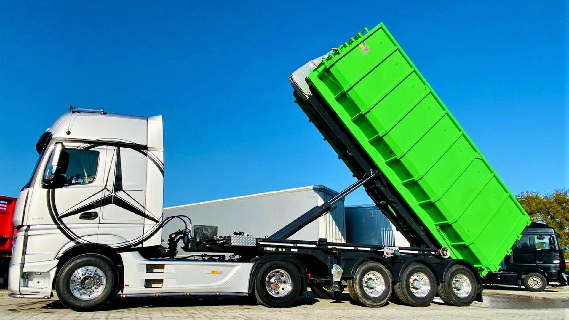 Beautiful picture this hooklift Mercedes truck, built by Wiese Fahrzeugbau