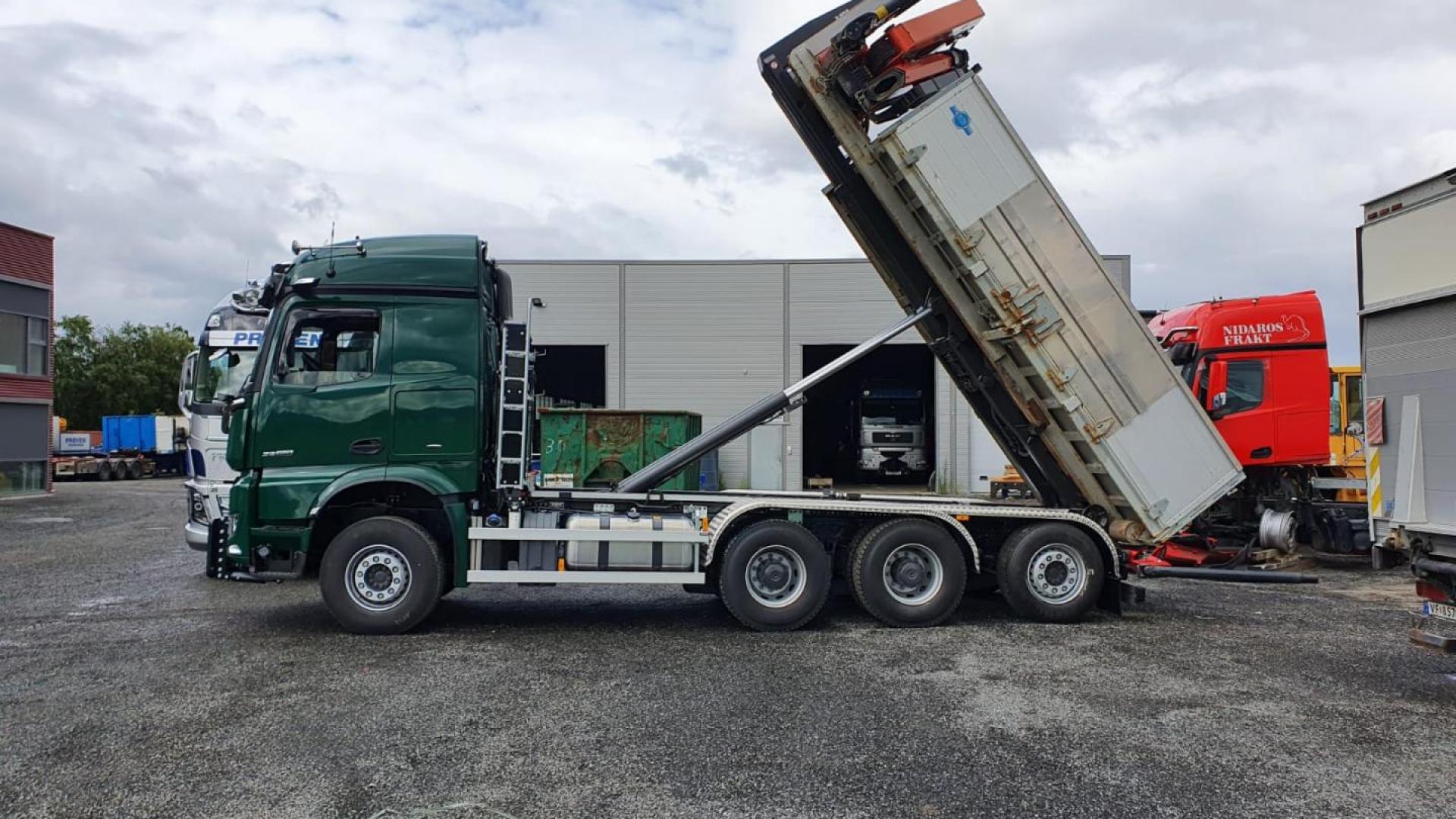 Bjørgum Mek builds VDL hookliftsystem on truck in Norway