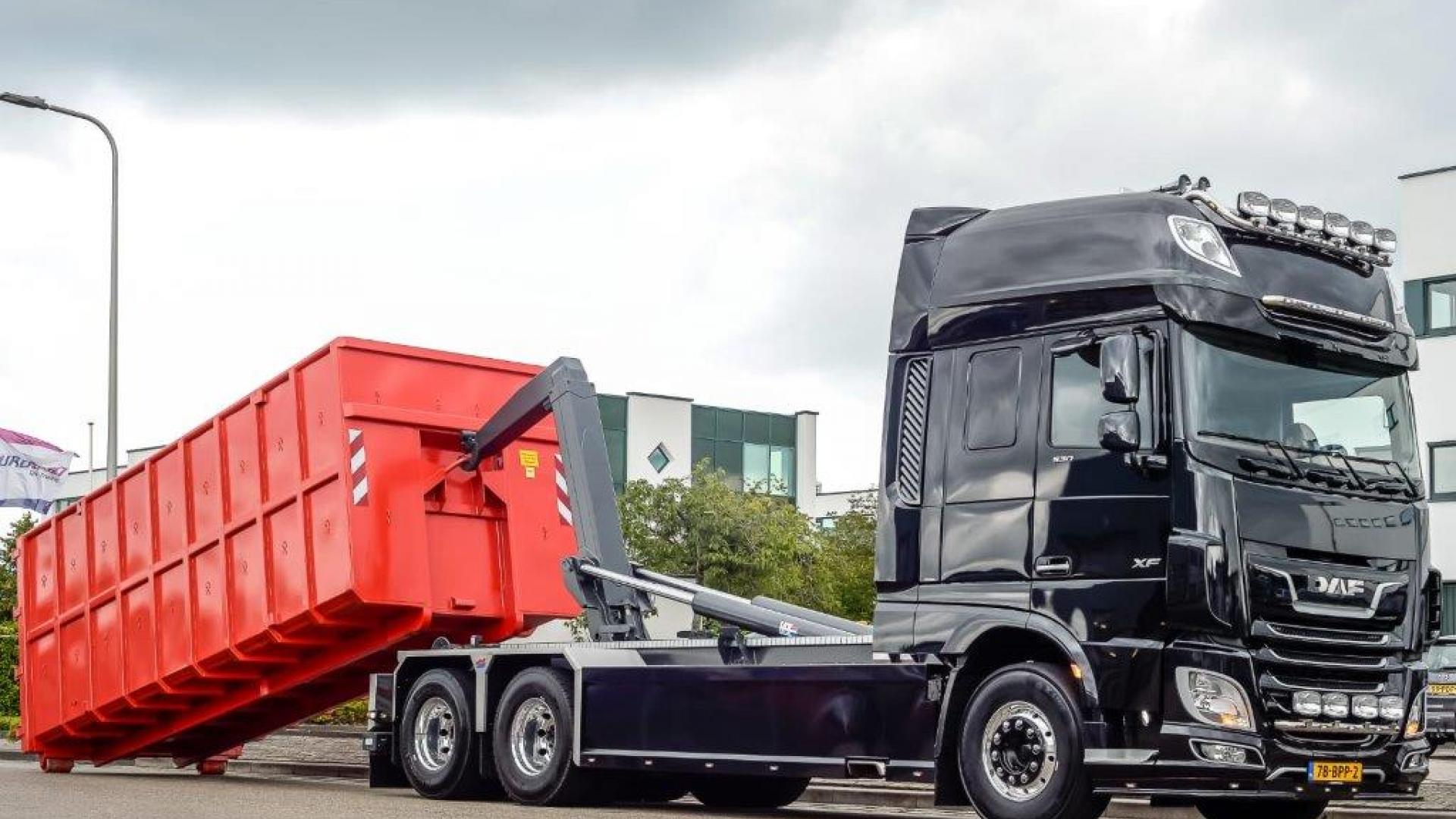 What an eye-catcher this downright brilliant hooklift truck is!
