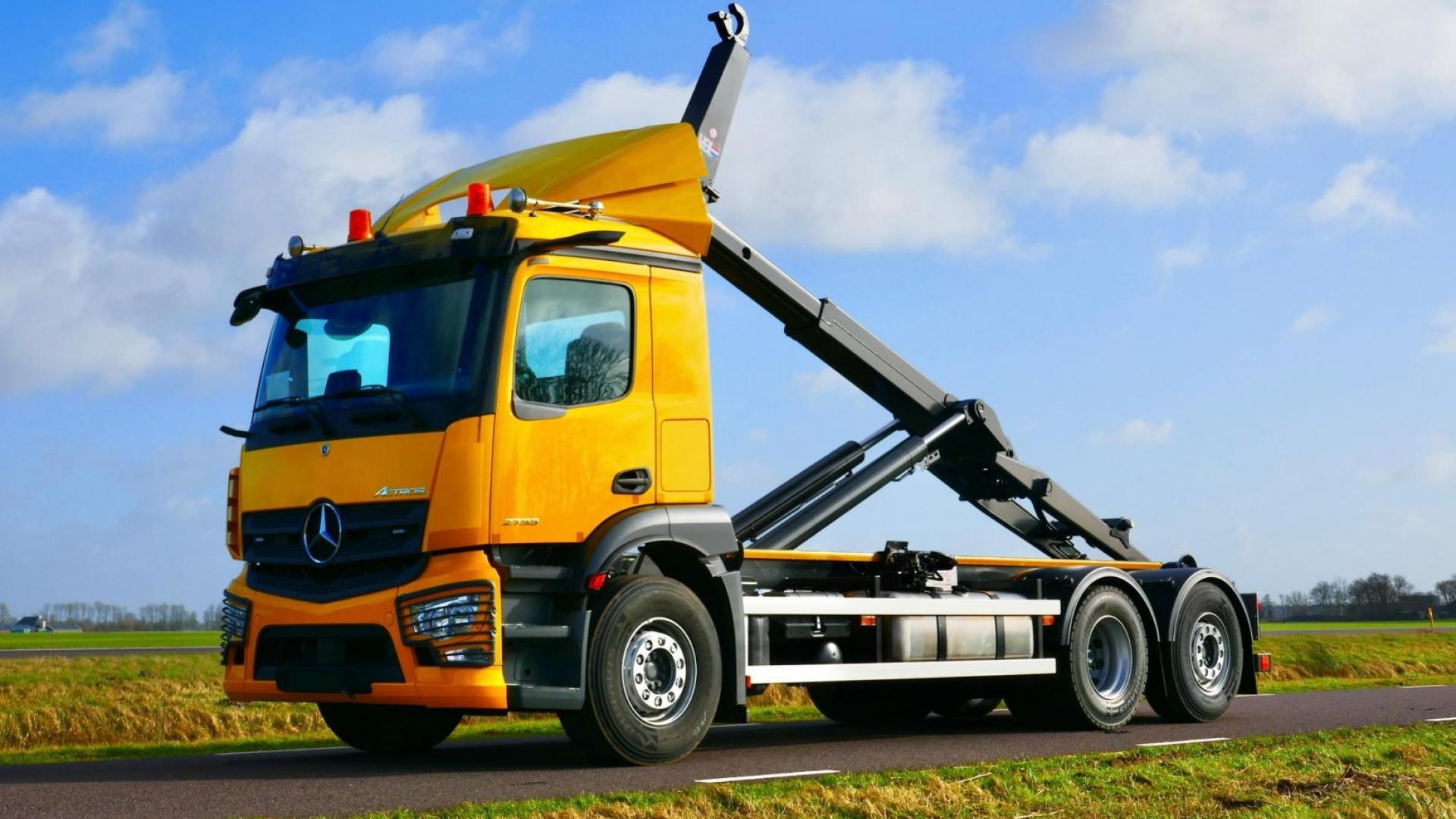 Rondaan liefert 21-Tonnen-VDL-Hakenlift auf Mercedes-Benz Actros