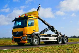 Rondaan liefert 21-Tonnen-VDL-Hakenlift auf Mercedes-Benz Actros