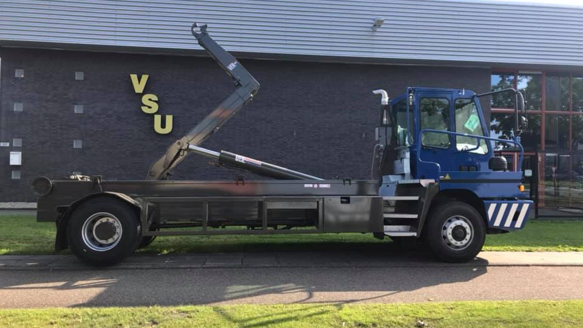 VSU builds VDL hooklift installation on a terminal tractor vehicle.