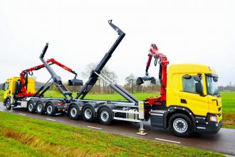 Two impressive crane-hooklift combinations were built and delivered by our dealer Rondaan