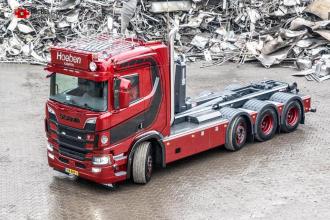 What an eye-catcher this red Scania is!