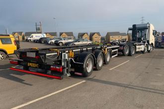 Macs Trucks sends two Volvo FH Sleepers with trailers out the door again