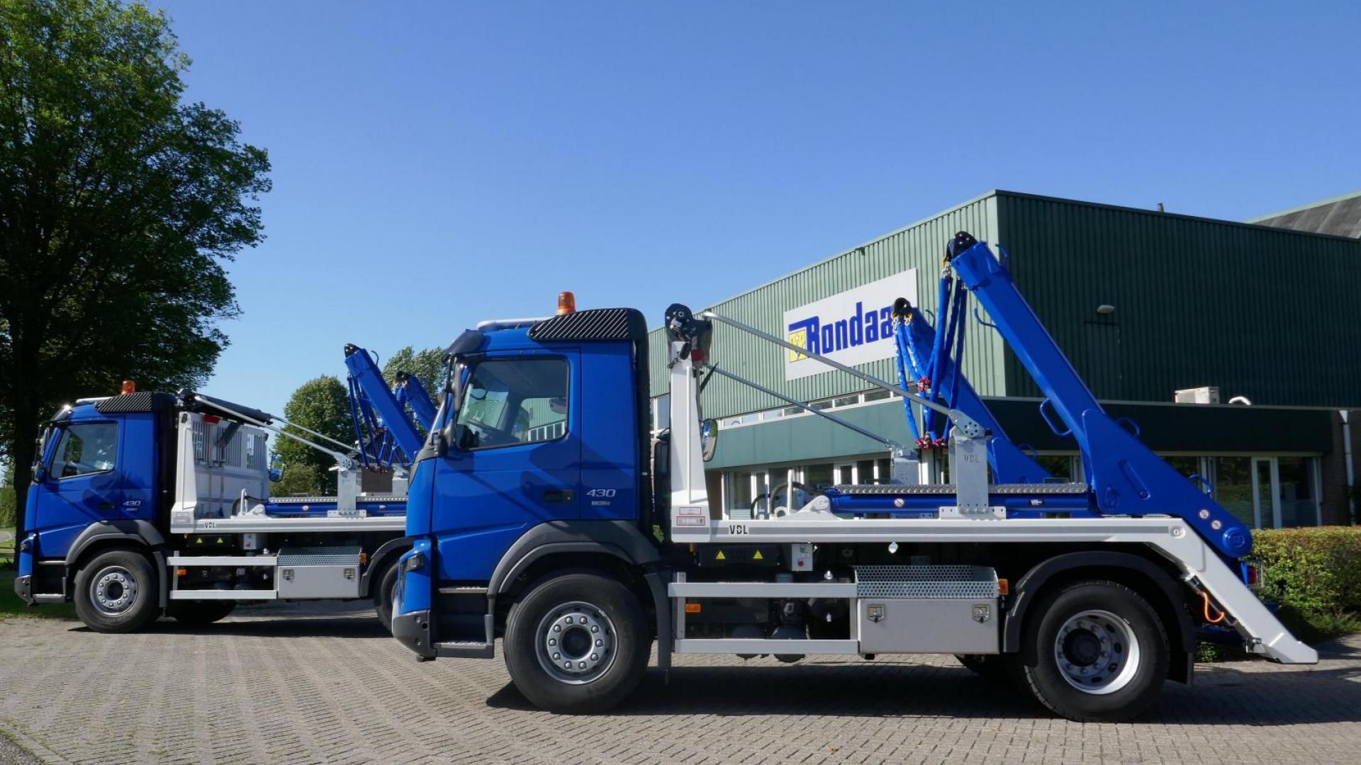 Rondaan delivers 2 Volvo trucks with skipload system to Renewi