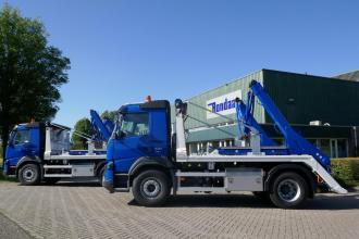 Rondaan delivers 2 Volvo trucks with skipload system to Renewi